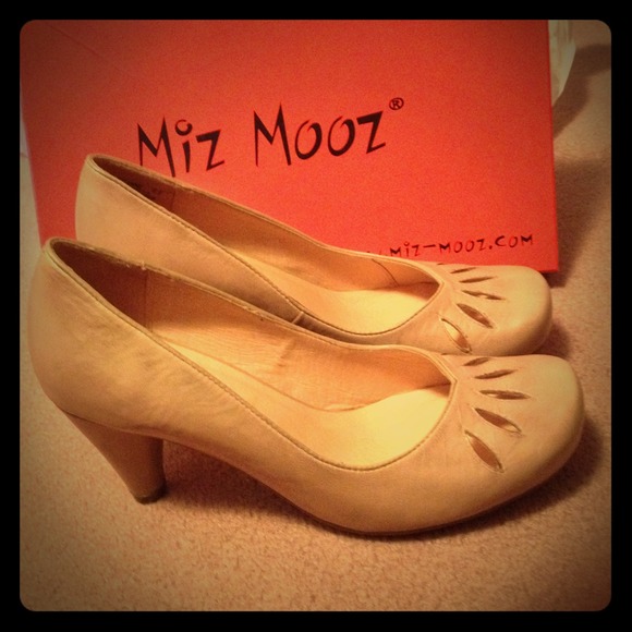 Adorable new Miz Mooz nude leather heels, sz 6.5