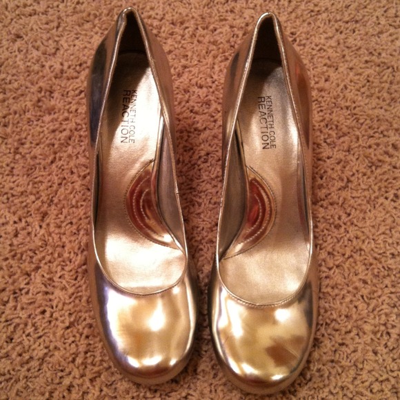 Kenneth Cole Reaction SILVER METALLIC pumps
