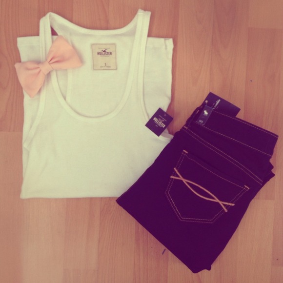 NWT- white hollister racer back tank😉