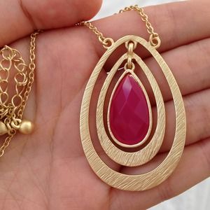 NWT gold w/fuchsia layered droplet jewel necklace
