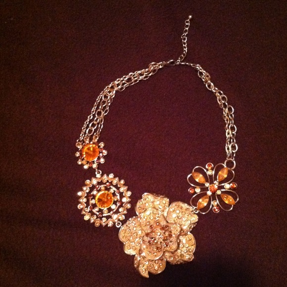 REDuCED!! Beautiful flower rhinestone necklace - Picture 1 of 4
