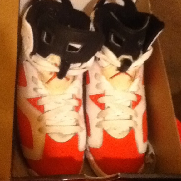 REDUCED🔳🔳 Coral Jordan 6s