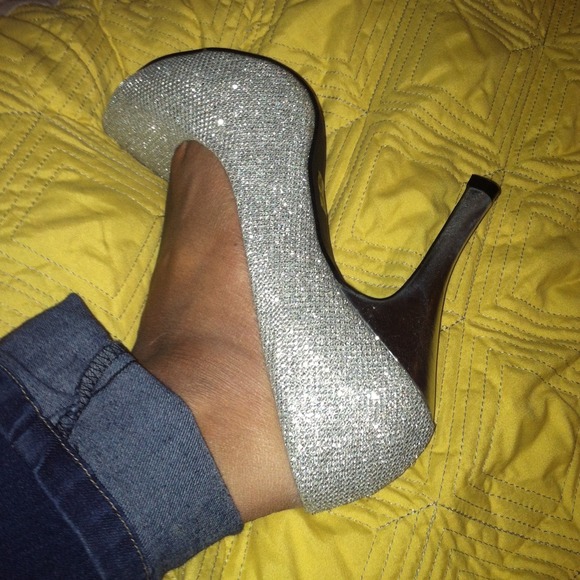💎 Sliver sparkle heels