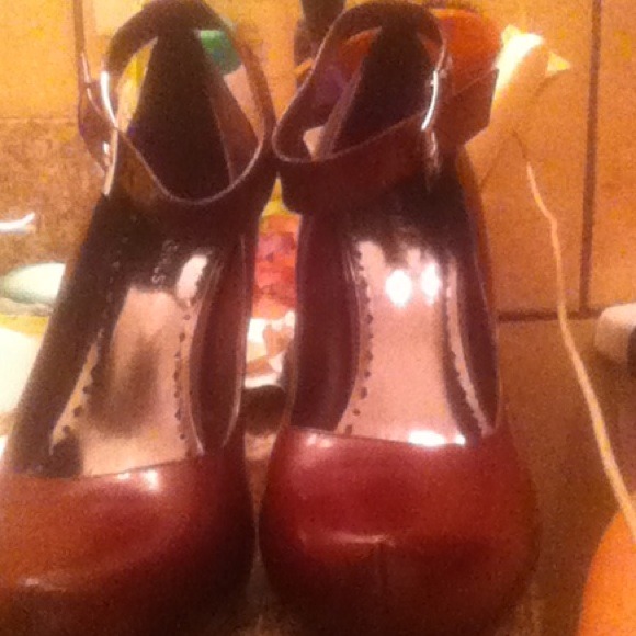 Bcbg red pumps