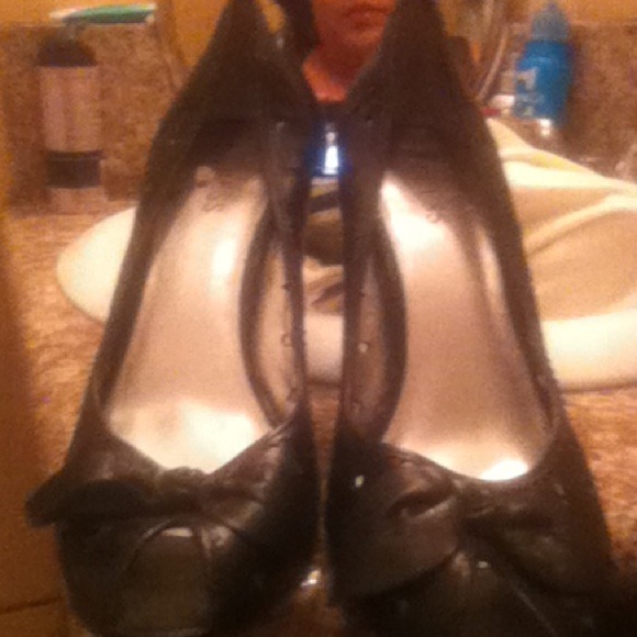 Black guess pumps