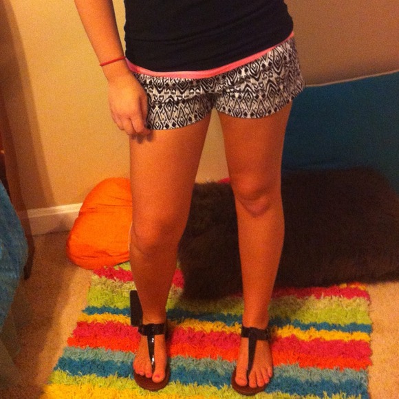 Very trendy,looks good with bright colors - Picture 2 of 3