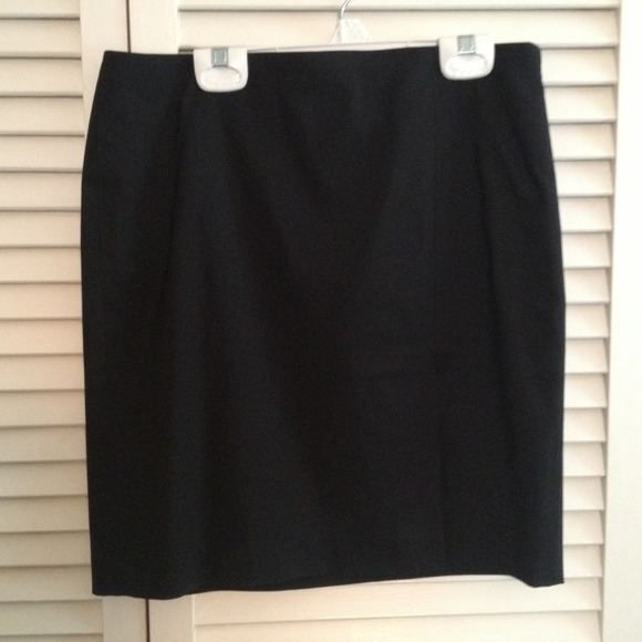 Express short black straight skirt w/ front slit