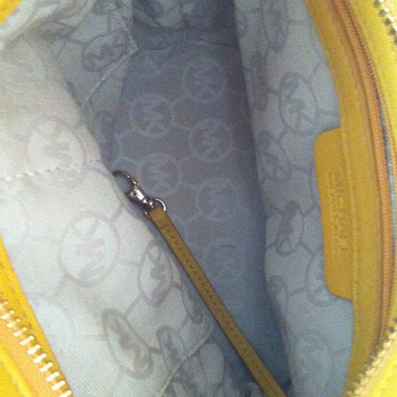 Yellow bucket handbag from Michael Kors - Picture 2 of 3