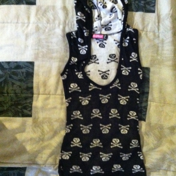 Skull hooded shirt