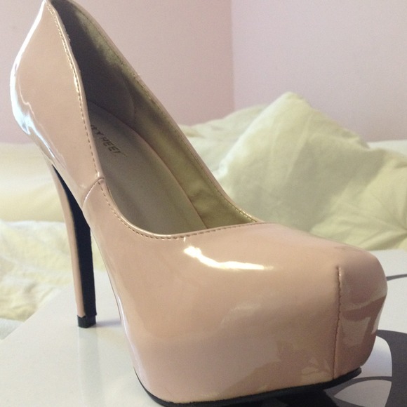 SOLD Brand new never worn cute light pink rose col