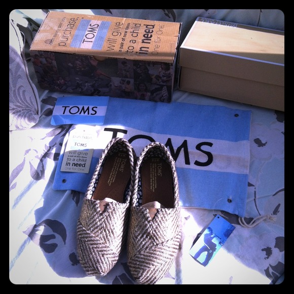 ✨✨TOMS✨gold tan