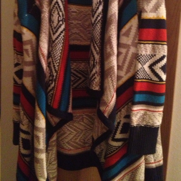 Native patterned sweater. - Picture 2 of 3