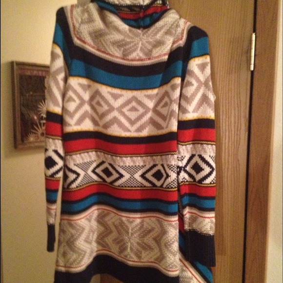 Native patterned sweater. - Picture 3 of 3