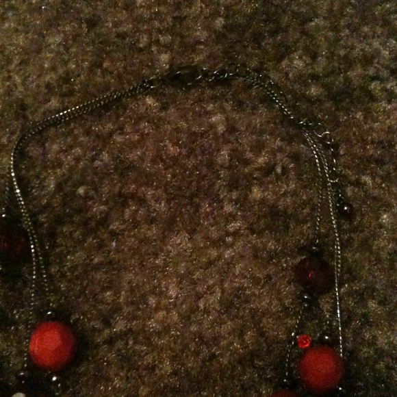 Red beaded necklace - Picture 2 of 3