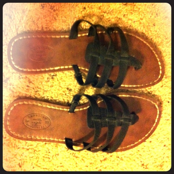 Shoes - HOLD FOR @Kennylendall: American Eagle Sandals