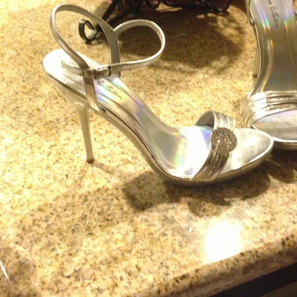 Silver Heels - Picture 2 of 4