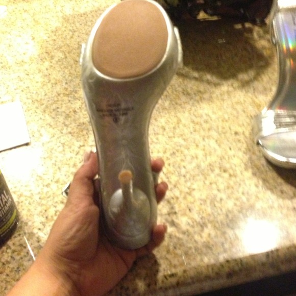 Silver Heels - Picture 3 of 4