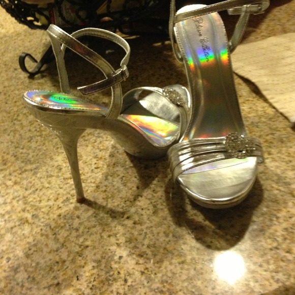 Silver Heels - Picture 4 of 4
