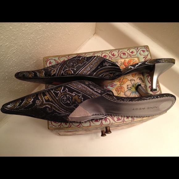 9 West Black/Slv Embossed Fabric Slippers size 8.5 - Picture 2 of 4