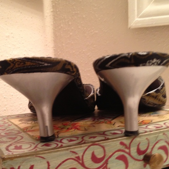 9 West Black/Slv Embossed Fabric Slippers size 8.5 - Picture 3 of 4