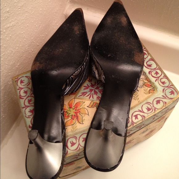 9 West Black/Slv Embossed Fabric Slippers size 8.5 - Picture 4 of 4