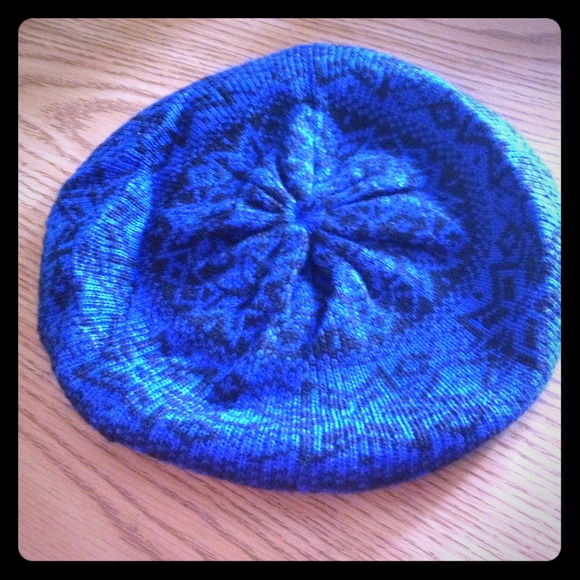 🎯SALE🎯Knitted Beret/Beanie - Picture 1 of 3