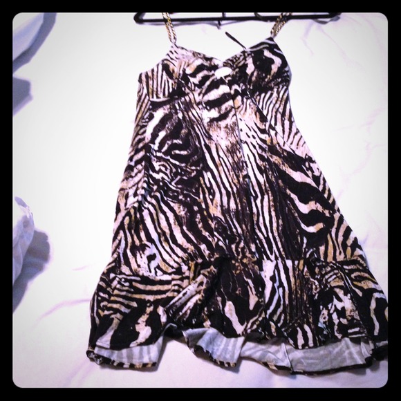 Sexy leopard dress with gold chain. By Guess.