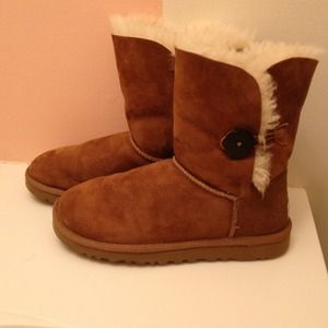 🚫Reserved UGGS Bailey Button