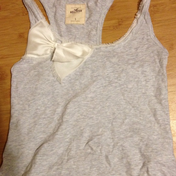 Hollister tank with bow - Picture 1 of 1