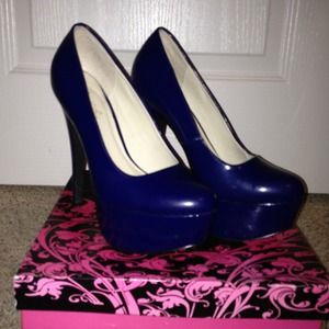 Navy pumps