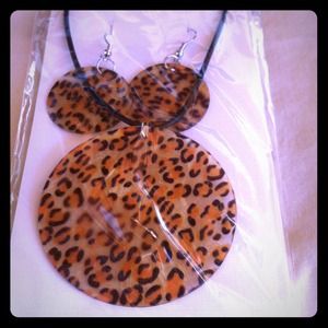 Cheetah pattern necklace and earrings