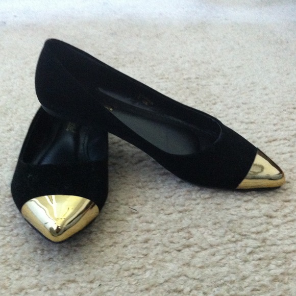 ❌SOLD ❌Gold cap toe flats - Picture 4 of 4