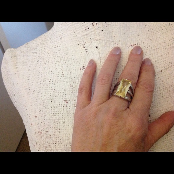 Ring stain sell stile big stone