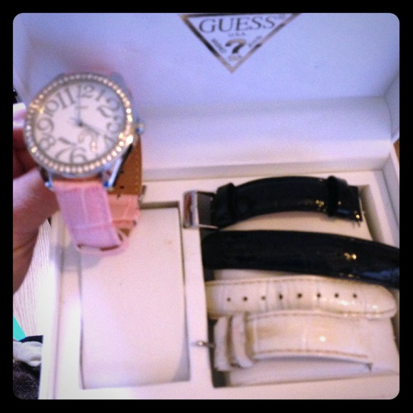 ⚡️⚡️SOLD⚡️⚡️Guess watch with multiple bands - Picture 1 of 1