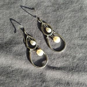 Pearl drop earrings