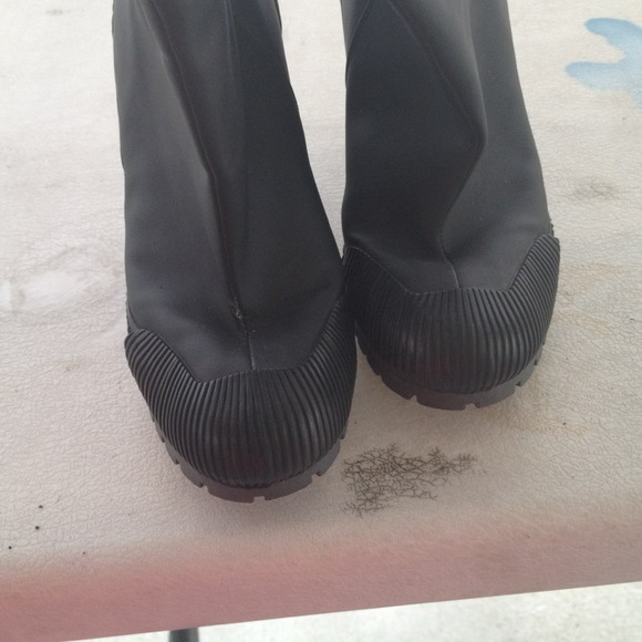 DKNY rainboots.. Worn ONCE - Picture 2 of 4