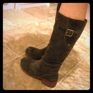 Gorgeous hunter green riding boots!