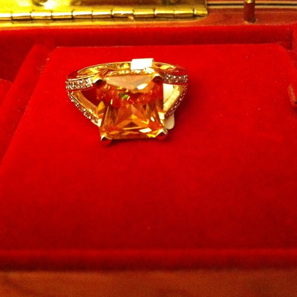 💎💎Accented Yellow CZ Ring💎💎