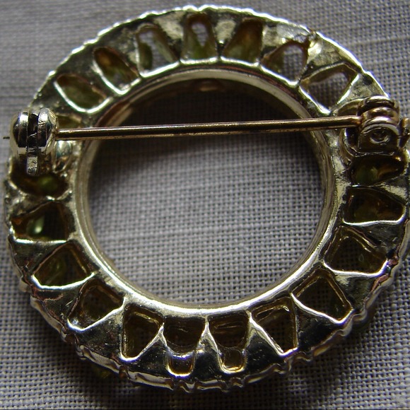 🎈SOLD🎈Wreath Green Stone and Gold Tone Brooch - Picture 2 of 4