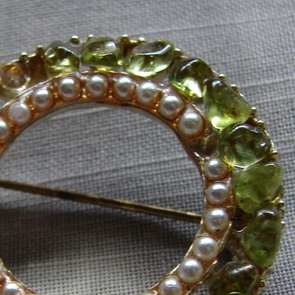🎈SOLD🎈Wreath Green Stone and Gold Tone Brooch - Picture 3 of 4