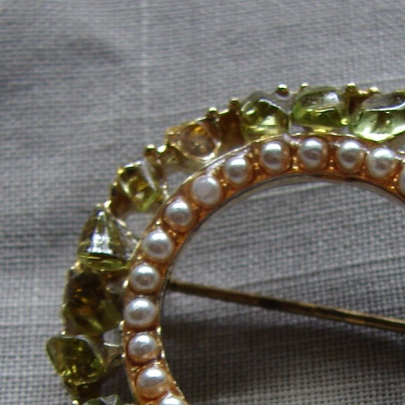 🎈SOLD🎈Wreath Green Stone and Gold Tone Brooch - Picture 4 of 4