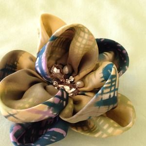 Silk handmade flower cliff pin