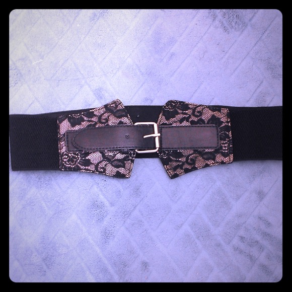 🚫Sold in bundle🚫Black and Tan Floral Belt