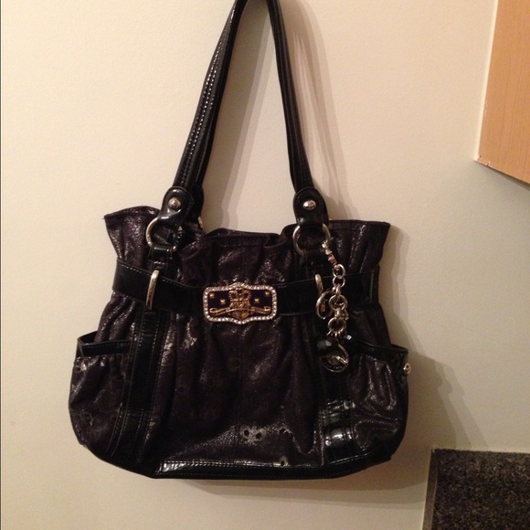 shoulder bag black with sparkly to it