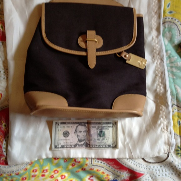 Classic small Dooney & Bourke backpack. - Picture 4 of 4