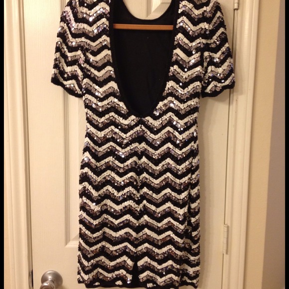 DISCOUNT AVAILABLE 👀SEE 1st LISTING IN CLOSET - Picture 2 of 4