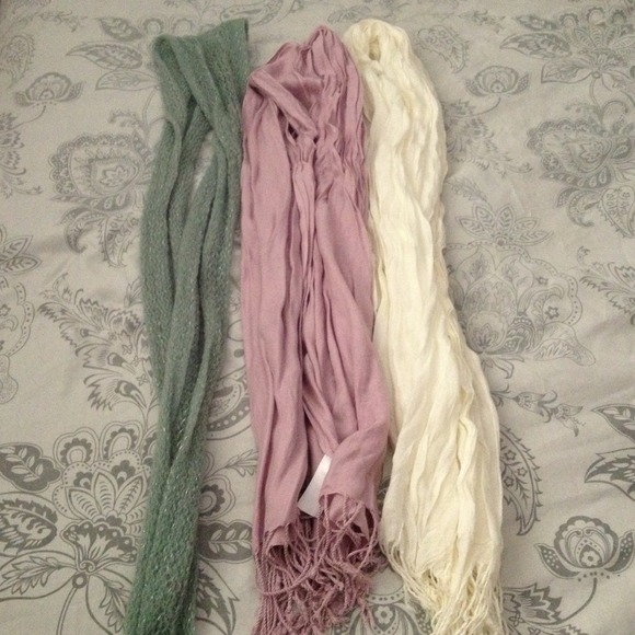 💢Sold💢Scarf bundle