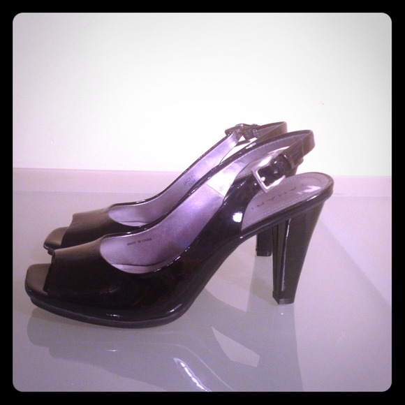 Tahari black peep toe pumps 7.5 NEW