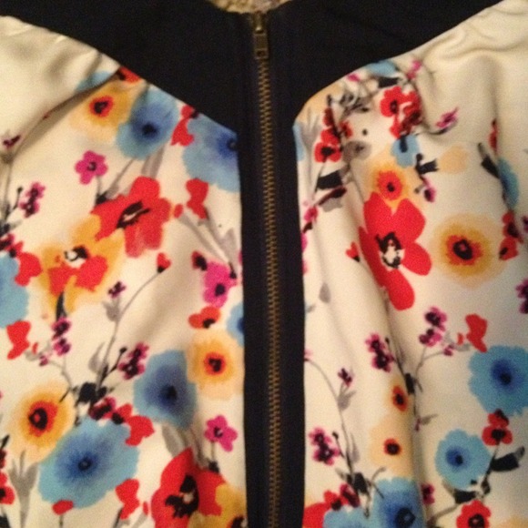 ⛔ SOLD Beautiful artsy floral tank - Picture 2 of 4