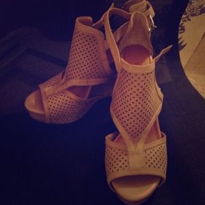 Tan Giani Bini wedges. NEVER WORN! SZ 11
